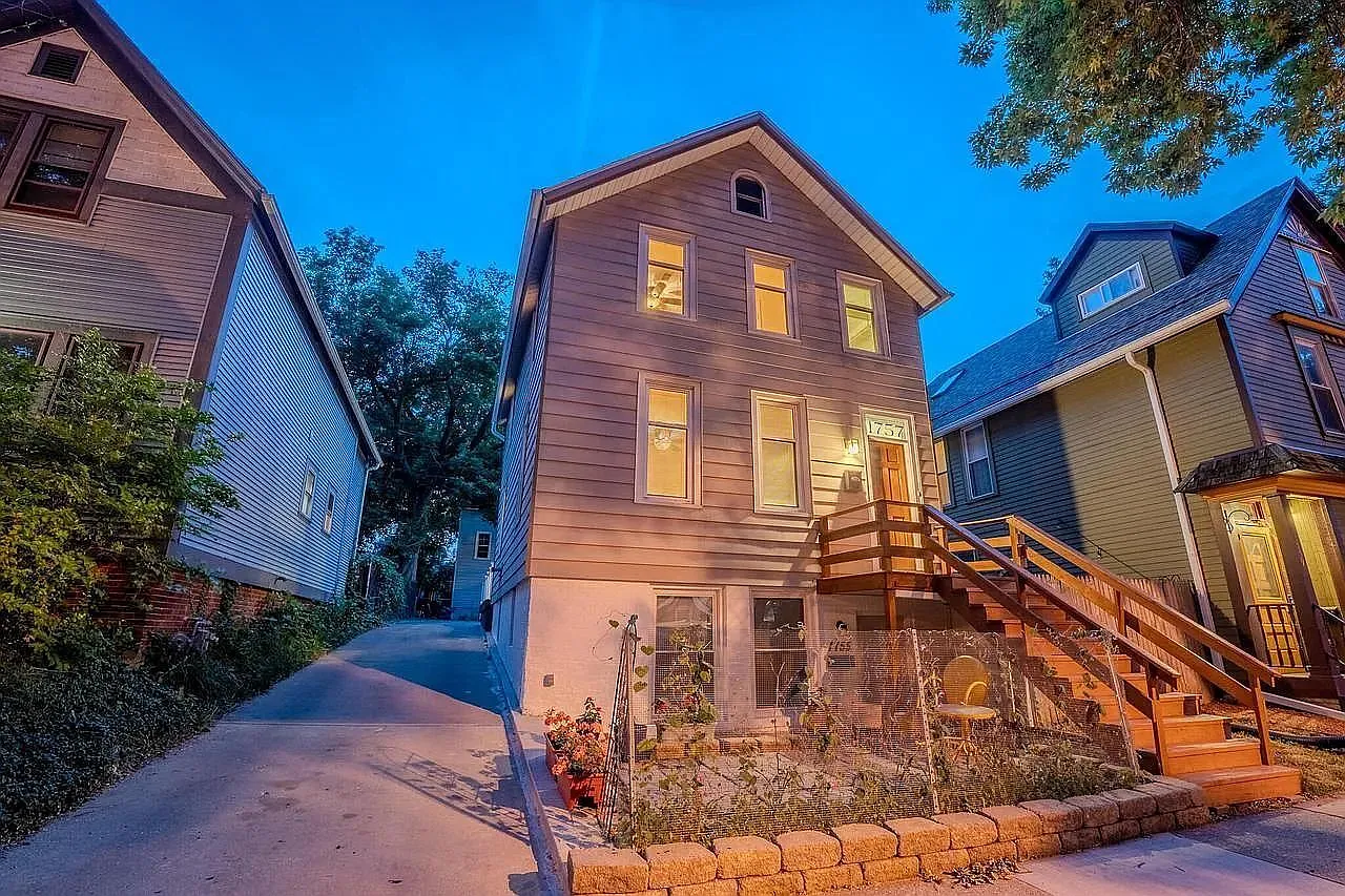 3 bed, 1.5 bath, 1978 sqft, $2,495 — Photo 2