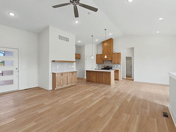 5th image of 946 N Main St