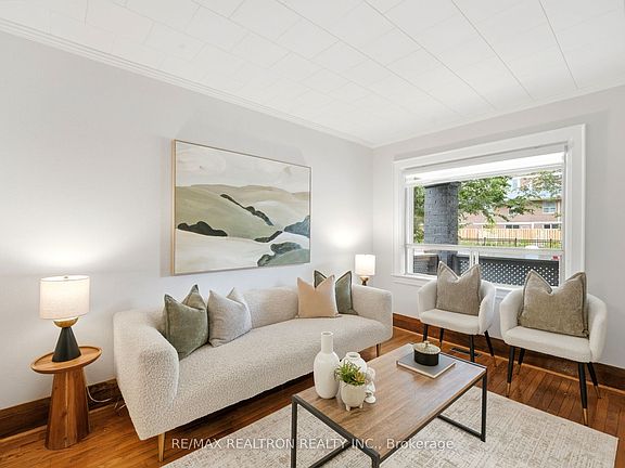 5th image of 1056 Woodbine Ave W