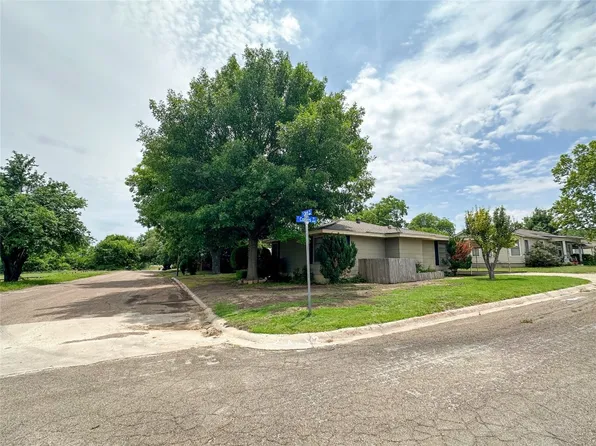 606 E Collins St, Decatur, TX 76234