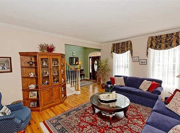 4th image of 14 Rolling Brook Dr