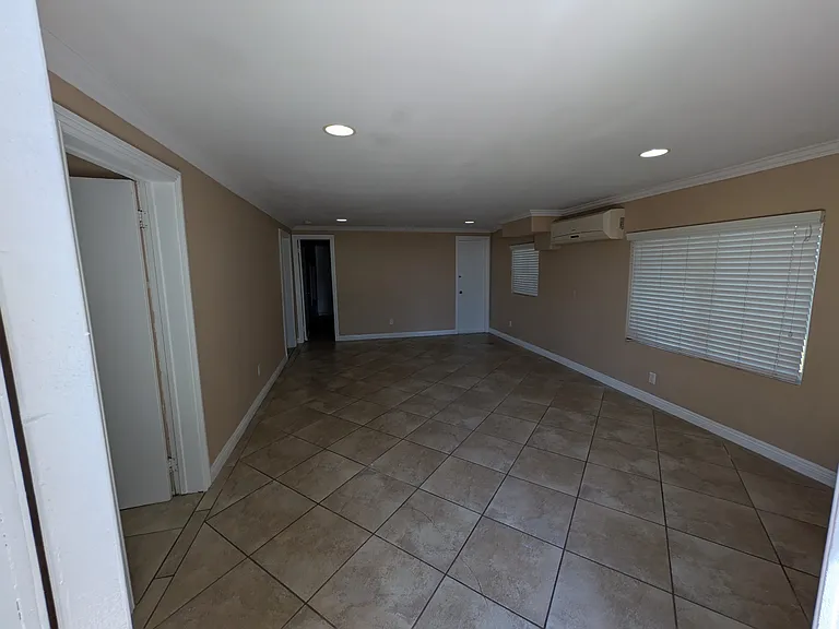 922 De La Fuente St — Photo 2
