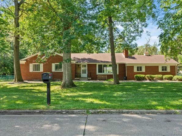8293 Woodcrest Dr, Grosse Ile, MI 48138