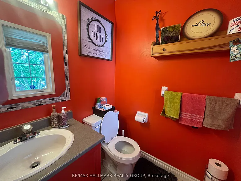 827 Como Cres — Photo 5