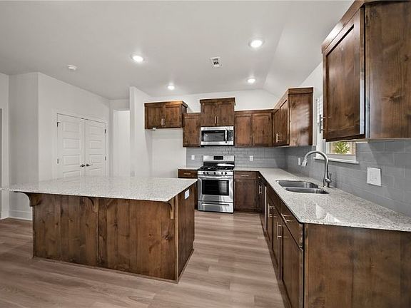 5th image of 622 Hayden James St