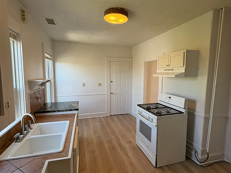 105 America St #3 — Photo 8
