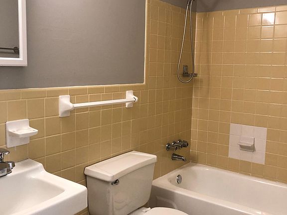 5th image of 318 B Lorna Dr