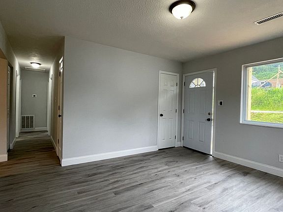 4th image of 3106 Greenway Dr #1
