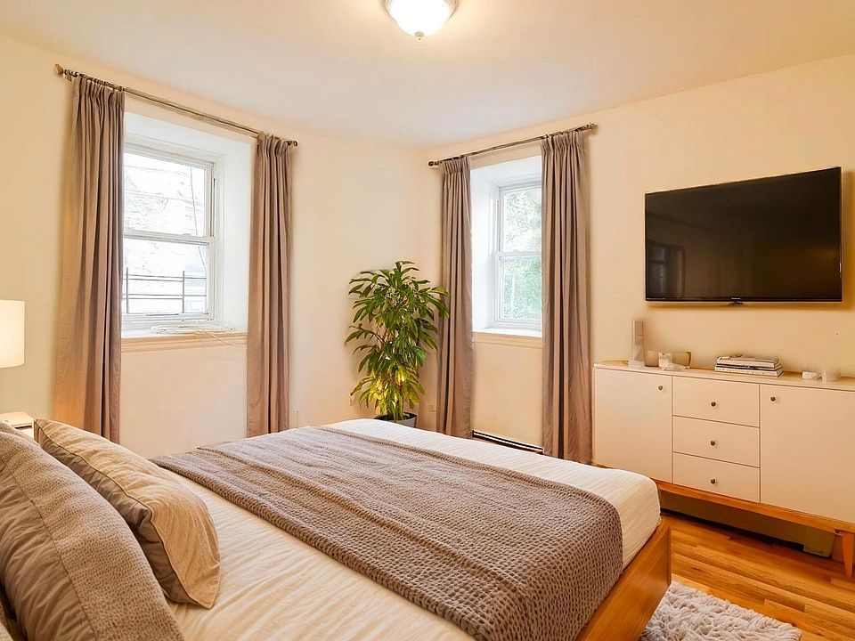 BEDROOM (STAGED)