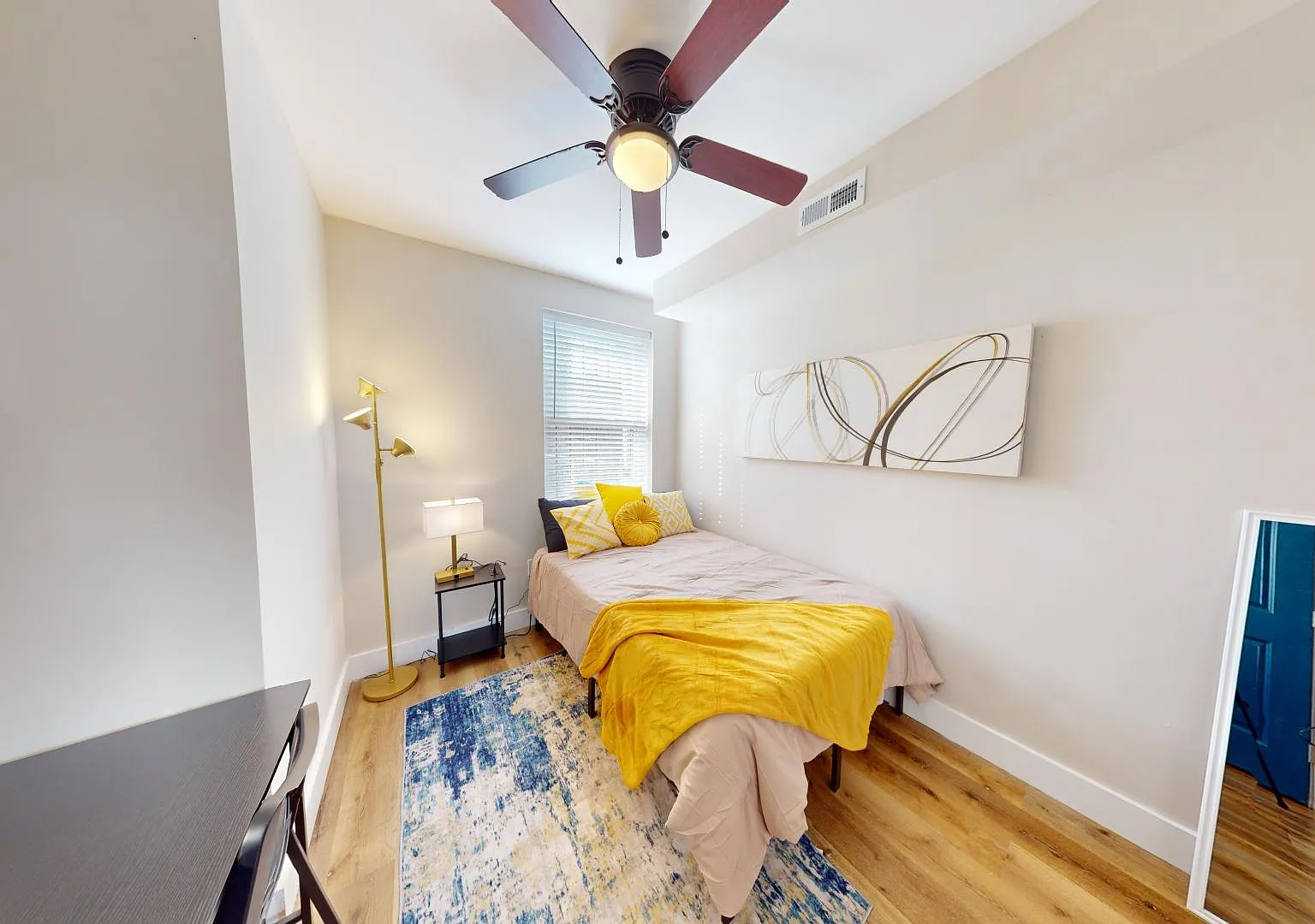 4 bed, 4.0 bath, 1600 sqft, $979 — Photo 2