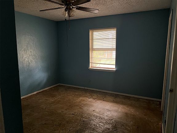5th image of 233 Hillcrest Dr