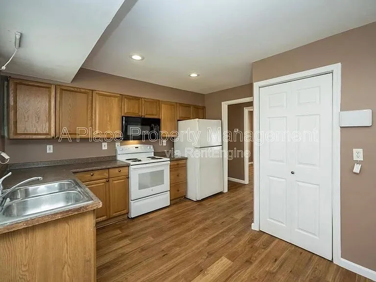 325 Caithness Rd — Photo 4