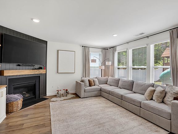 3rd image of 607 Ballard Dr