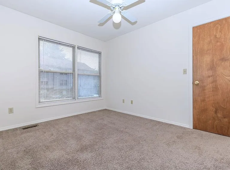 Regency Court Apartments — Photo 40