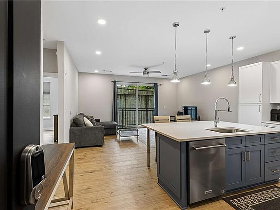 5th image of 22 Airline St #108