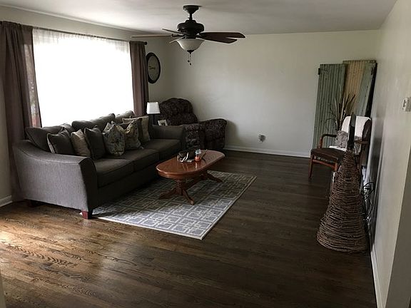 3rd image of 325 Esley Ln