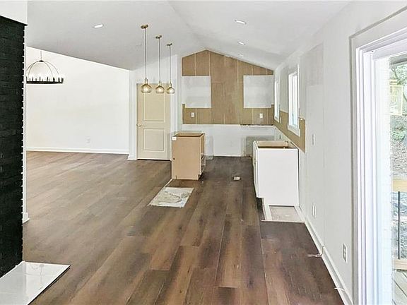 4th image of 2541 Peyton Woods Trl SW