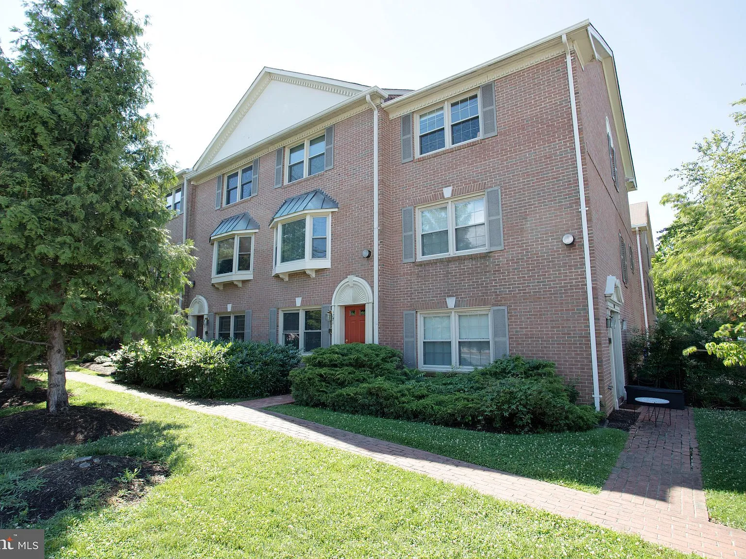 3 bed, 3.5 bath, 1620 sqft, $4,500 — Photo 2