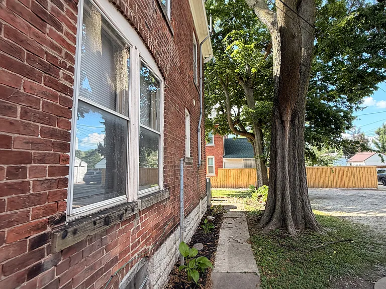 39 W Riverview Ave — Photo 2