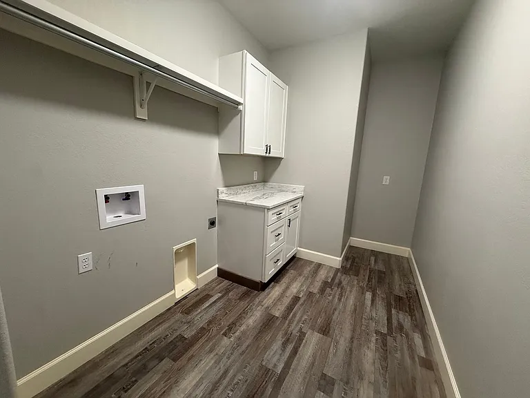 323 Eastdale Ln — Photo 16