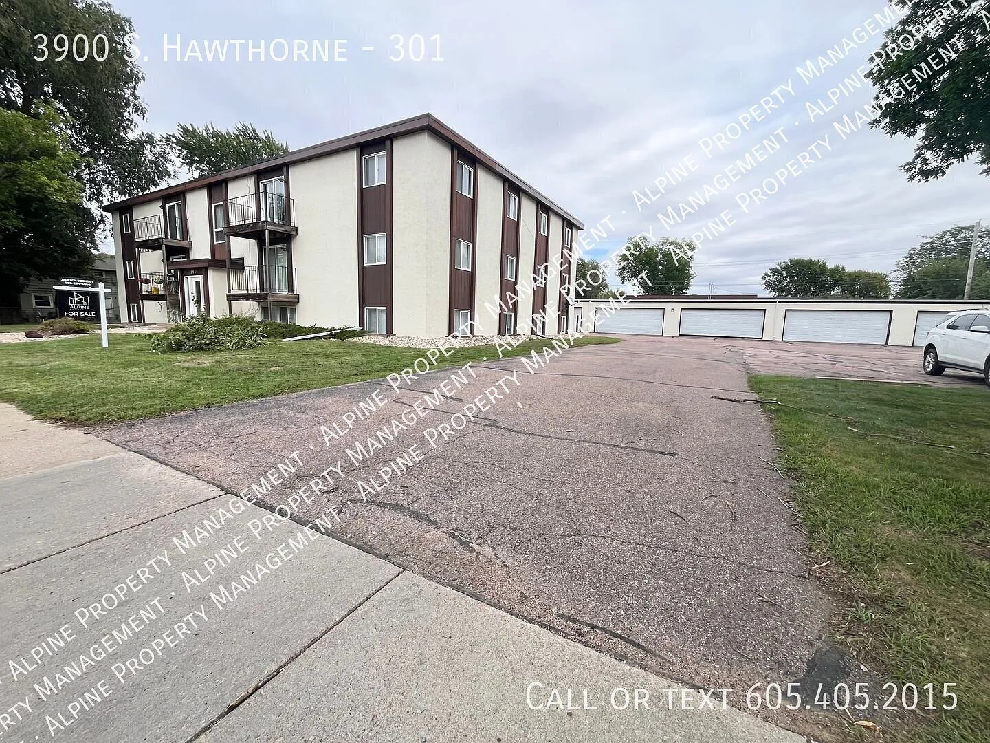Spacious 2 Bed/1 Bath Apartment with Garage! — Photo 2