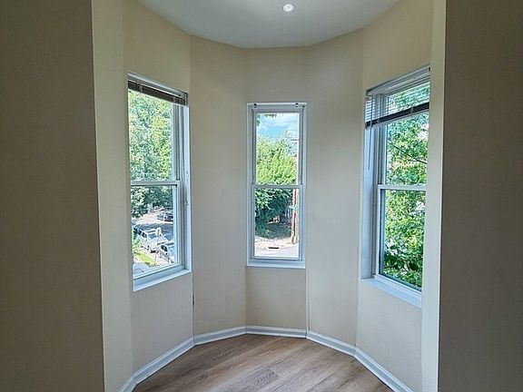 3rd image of 880 Wynnewood Rd #2