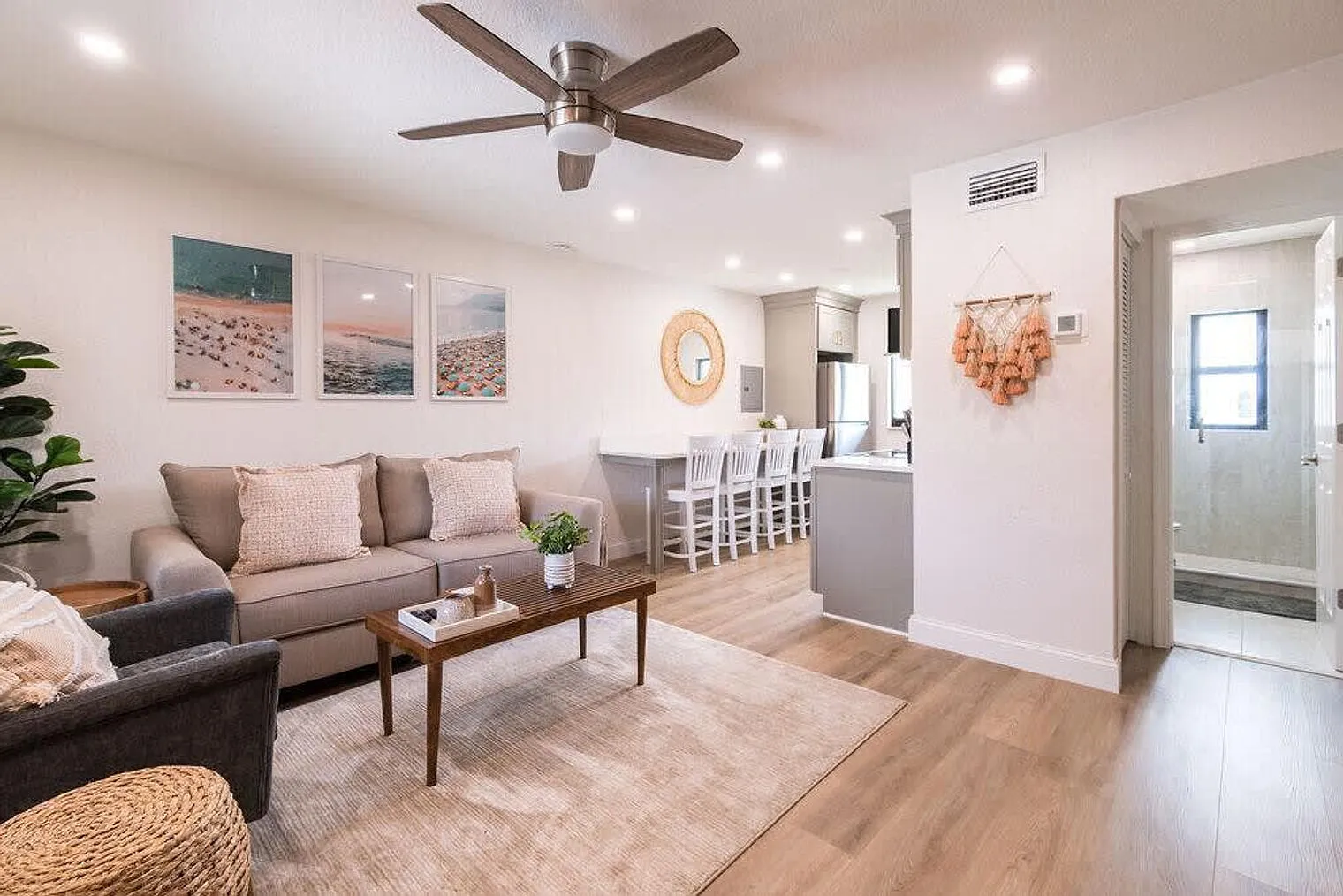 2 bed, 1.0 bath, $3,333 — Photo 2