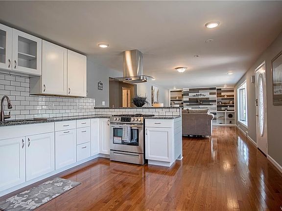 4th image of 944 Creekside Dr