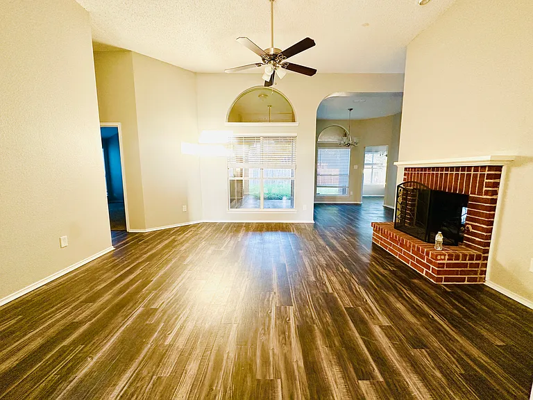 4817 Shadow Crest Dr — Photo 2