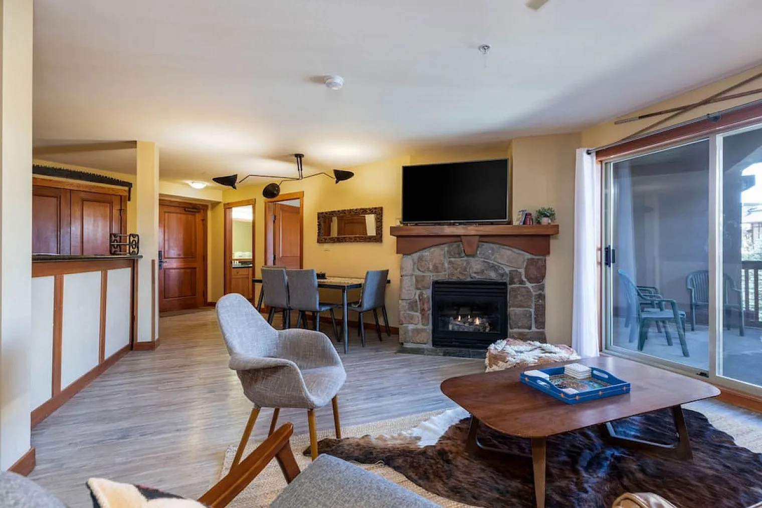 2 bed, 1.0 bath, 914 sqft, $5,782 — Photo 4