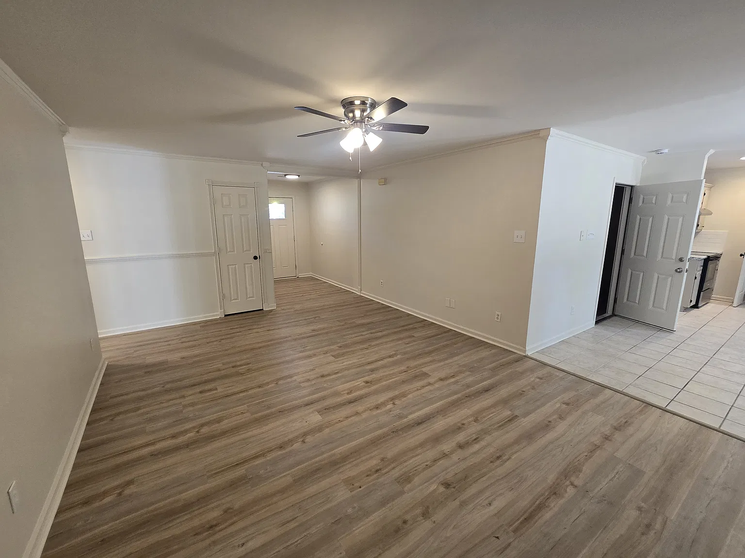 Charming 3 Bedroom 2 Bathroom Home — Photo 3