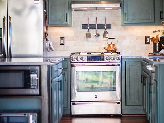Kitchen w/ gas range and electric oven