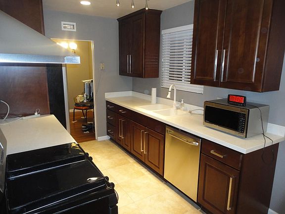 Kitchen - new stainless steel appliances and Silestone count