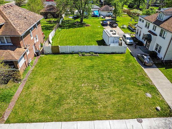 3rd image of 2231 N La Salle Gdns