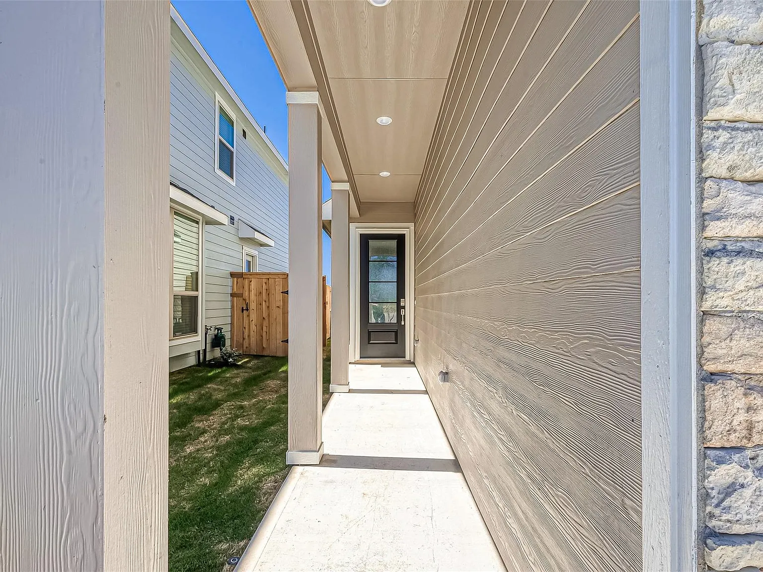 3 bed, 2.5 bath, 1828 sqft, $2,395 — Photo 3