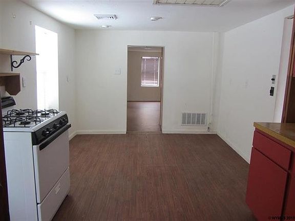 4th image of 403 1st St W