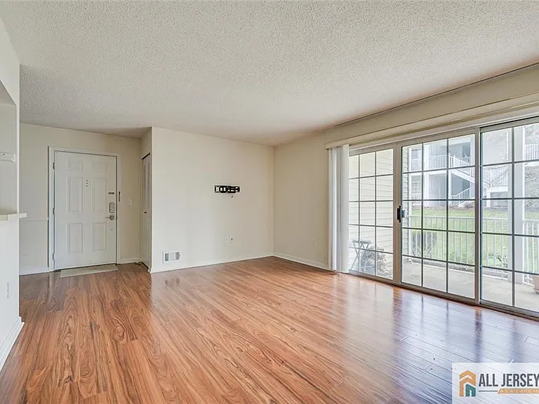 69 Amberly Ct — Photo 2