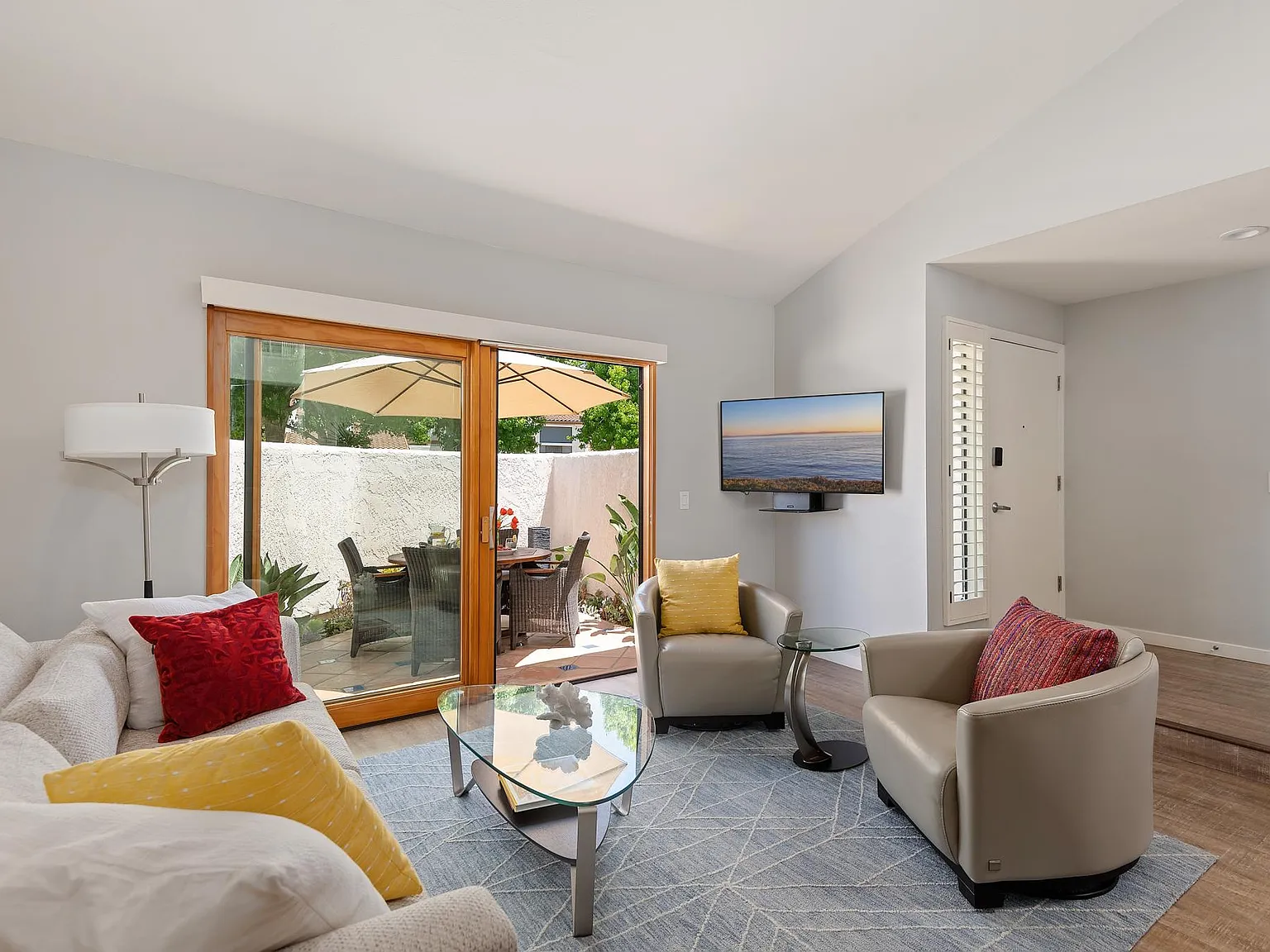 2051 Cliff Dr — Photo 3