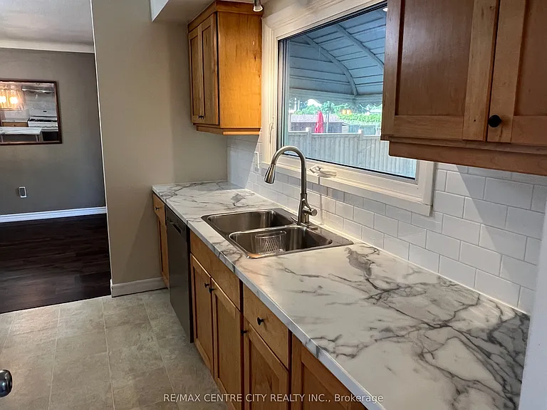 74 Brentwood Cres — Photo 12