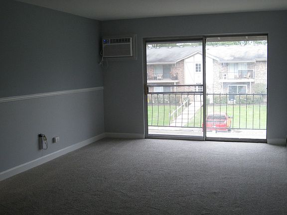 4th image of 9S040 Lake Dr APT 205