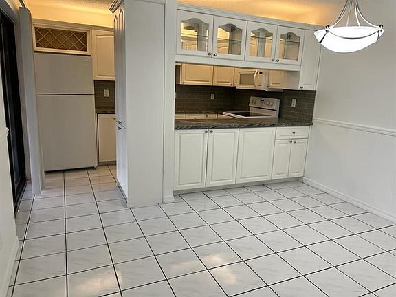 2nd image of 203 SE Camelot Gardens Blvd #C