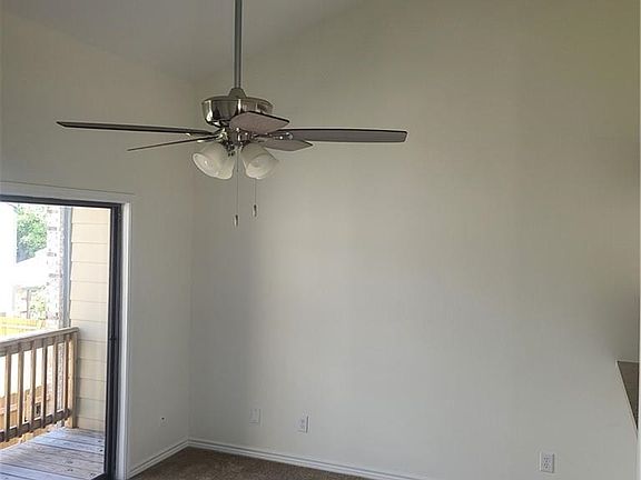 4th image of 1020 W McNeese St APT 9F