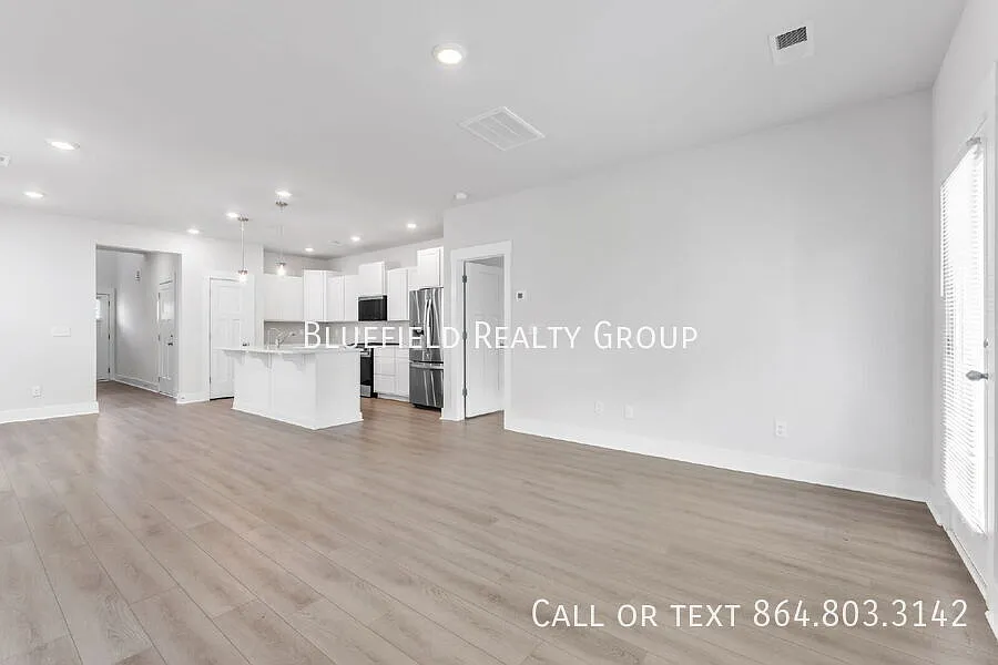 Beautiful 4BR/3.5BA Home with Open Floor Plan in Greer! $2,600/mo rent — Photo 4