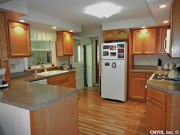 3rd image of 220 Marian Dr