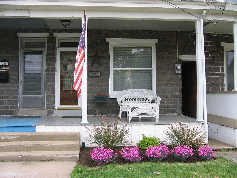 2nd image of 207 Main St