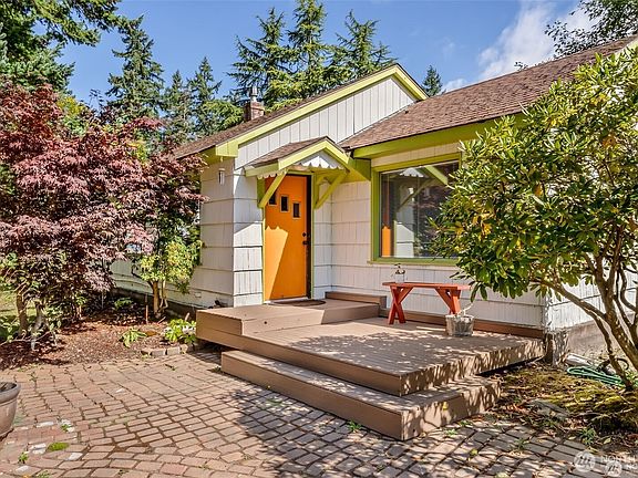 4th image of 615 SW Camano Drive