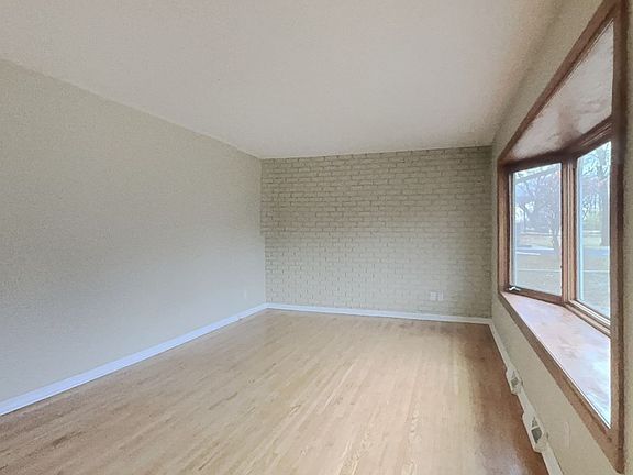 5th image of 157 Summer Ave E