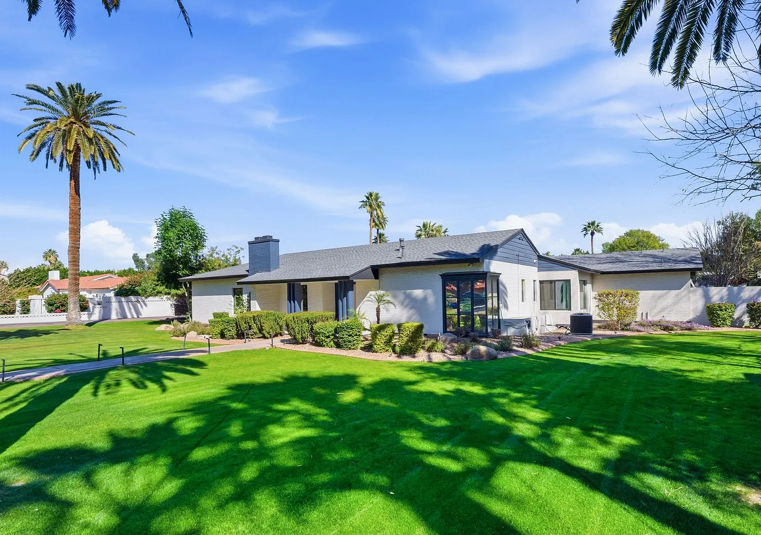 Fully Furnished Executive Phoenix Country Club Home In Gated Community — Photo 3