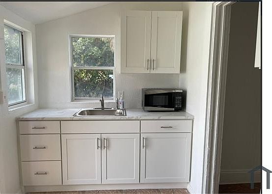 4th image of 707 4th St