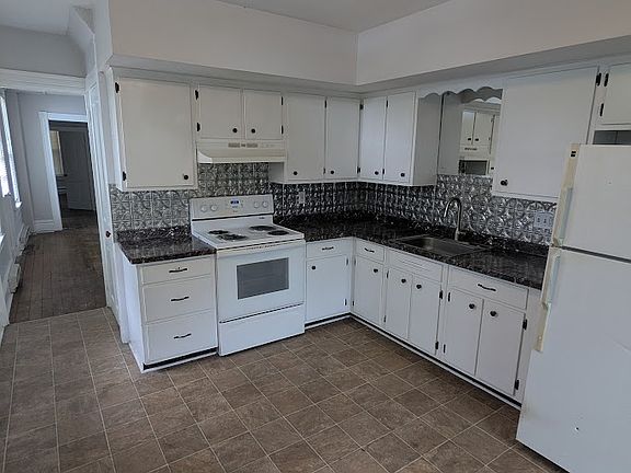 Spacious, dine-in kitchen